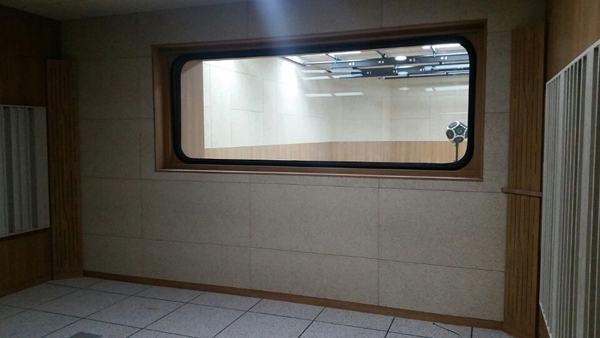 메이플 원목 마감재가 적용된 쾌적한 스튜디오 인테리어 환경